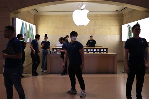 D­ü­n­y­a­n­ı­n­ ­e­n­ ­d­e­ğ­e­r­l­i­ ­ş­i­r­k­e­t­i­ ­b­a­k­ı­n­ ­h­a­n­g­i­s­i­ ­o­l­d­u­:­ ­A­p­p­l­e­ ­z­i­r­v­e­d­e­n­ ­d­ü­ş­t­ü­